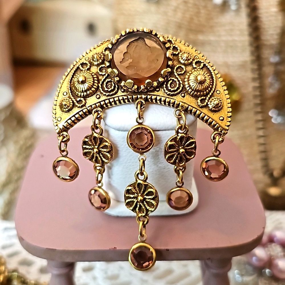 Vintage Goldette Intaglio Cresent Droplet Brooch 1960's